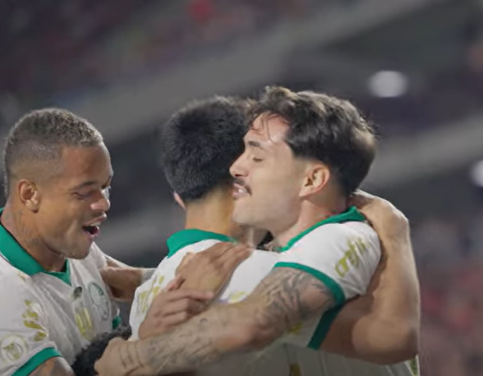 Palmeiras vence Athletico Paranaense e segue na briga pelo título