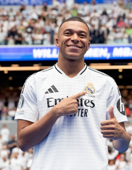 O novo camisa 9: Mbappé segue de férias e ainda não estreou pelo Real