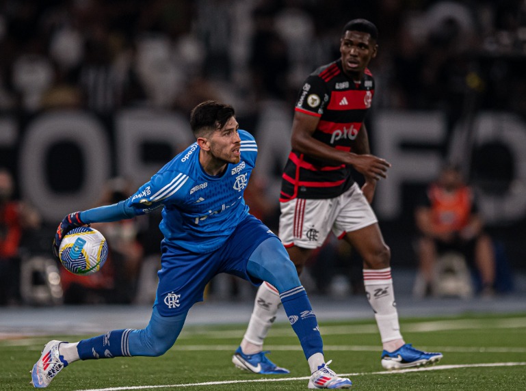 O Flamengo, do goleiro Rossi, se garantiu nas quartas de final mesmo com a derrota em La Paz