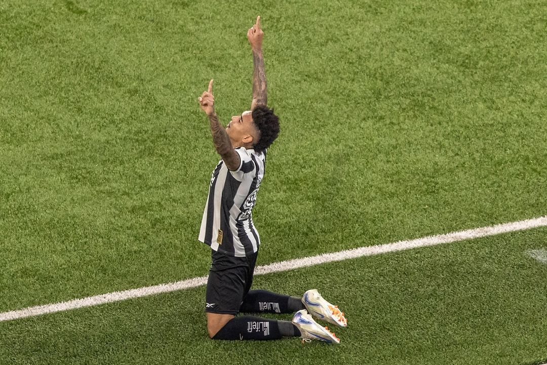 Igor Jesus, do Botafogo, decidiu com dois gols diante do Fortaleza