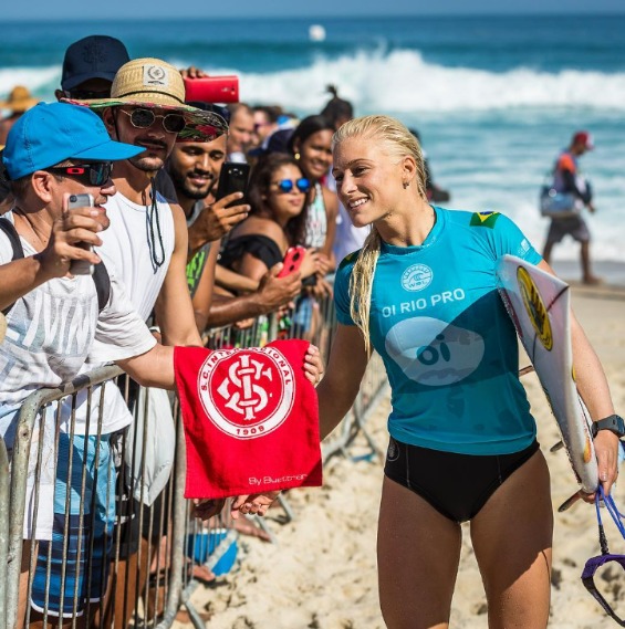 Além de Gabriel Medina, Tatiana Webb também pode colocar o surfe brasileiro no topo do mundo