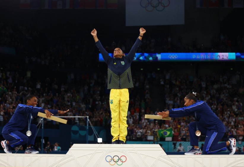 Brasileiros vão à loucura com o ouro de Rebeca Andrade, a maior medalhista do Brasil na história olímpica