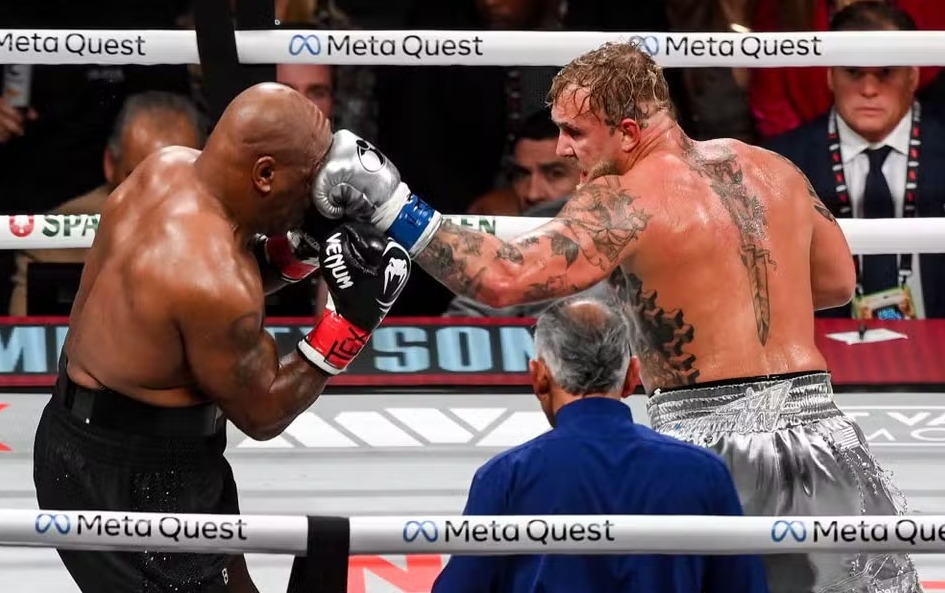 Jake Paul domina Mike Tyson, vence lenda do boxe e diz que ele é o maior da história