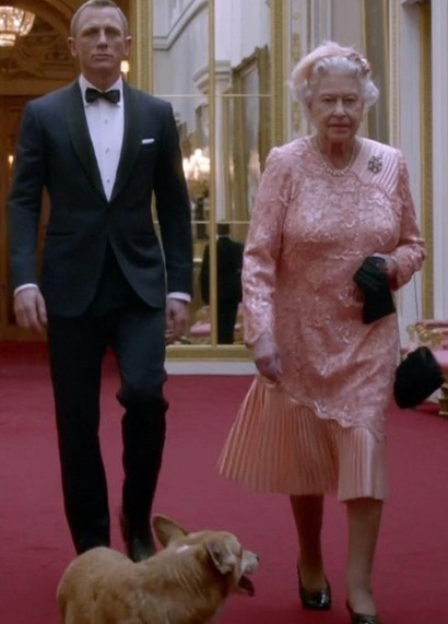  Rainha Elizabeth II e James Bond