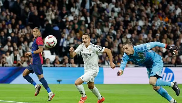 Barcelona goleia o Real no Bernabéu com golaço de Raphinha e dispara na liderança da La Liga