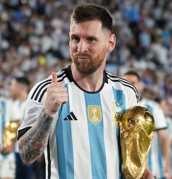 Lionel Messi com o caneco da Copa do Mundo 2022