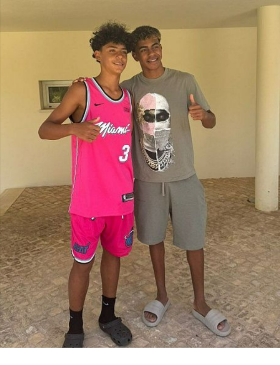 Lamine Yamal compartilha foto com Cristiano Ronaldo Jr