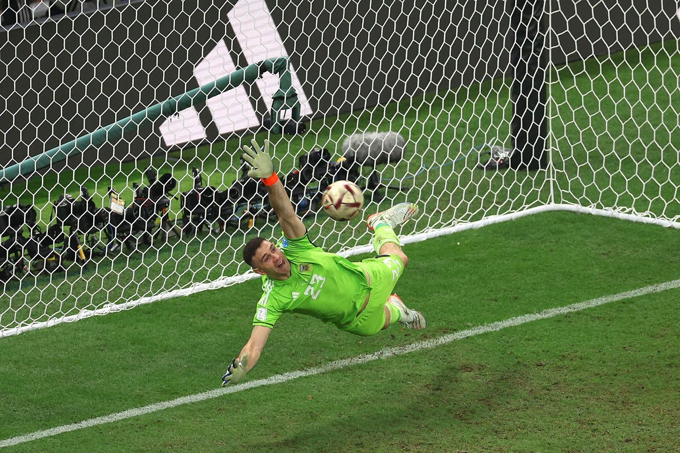 Emiliano Martinez defende dois pênaltis no jogo contra o Equador