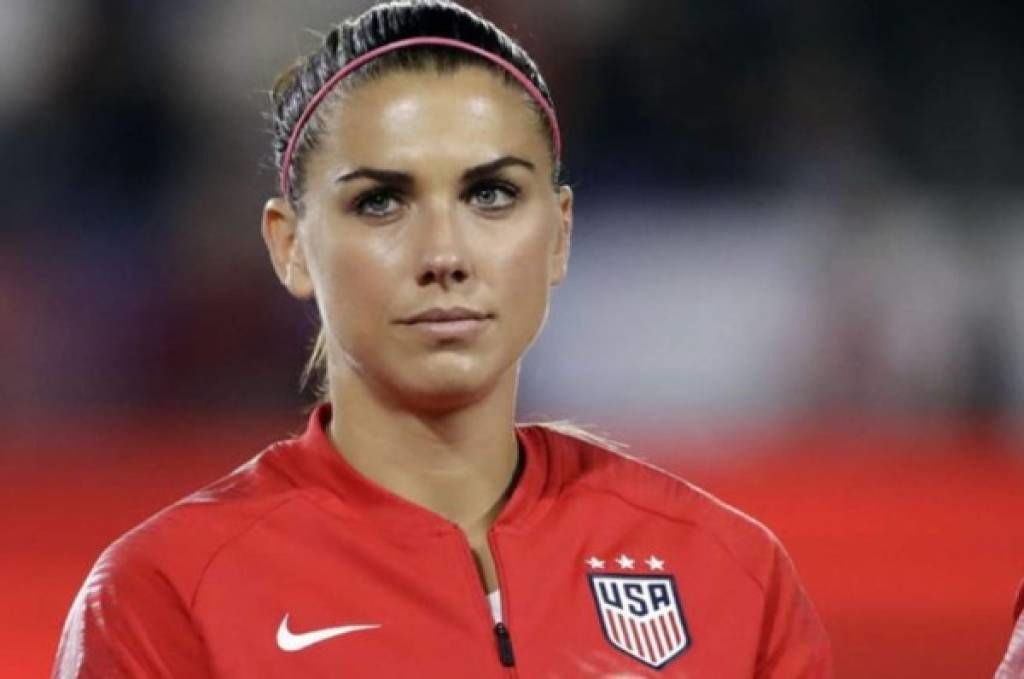 Esta es la razón por la que la futbolista Alex Morgan usa una cinta rosa en la cabeza