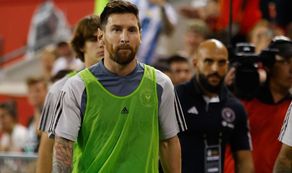 Messi's Bodyguard Shoved Security Officer In Hong Kong