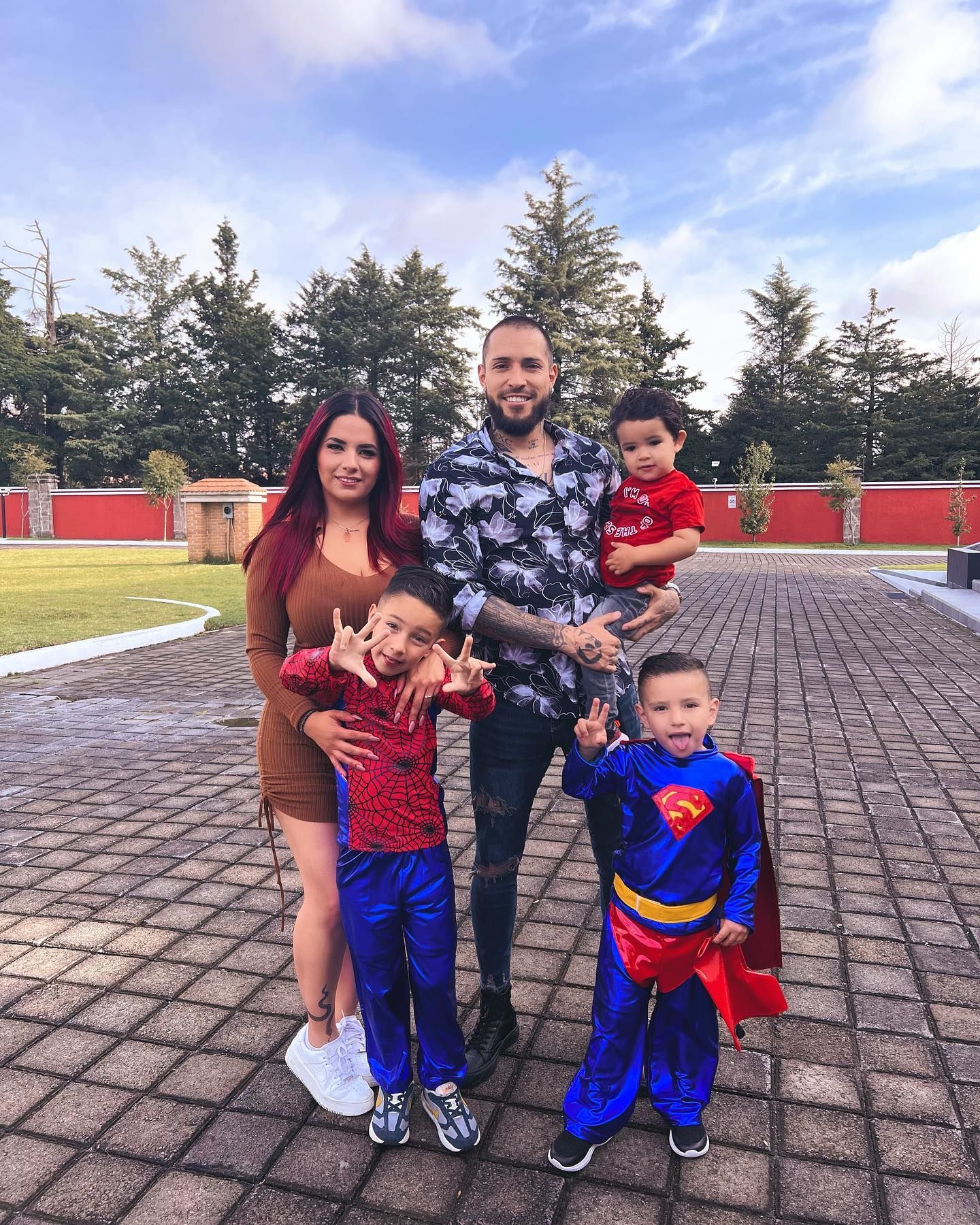 Mariana junto a Alfredo y sus tres hijos