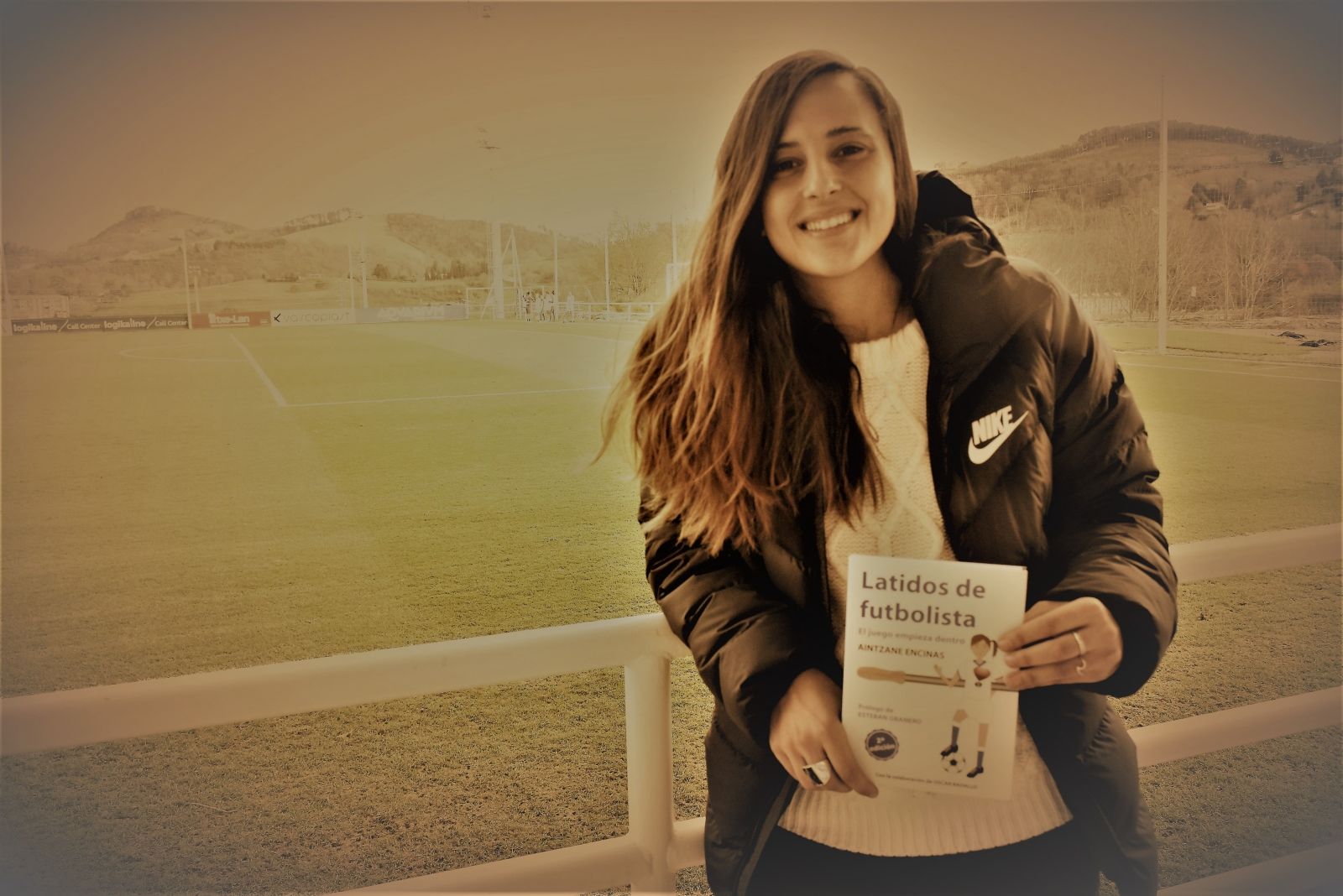 Encinas con su libro "Latidos de futbolista"